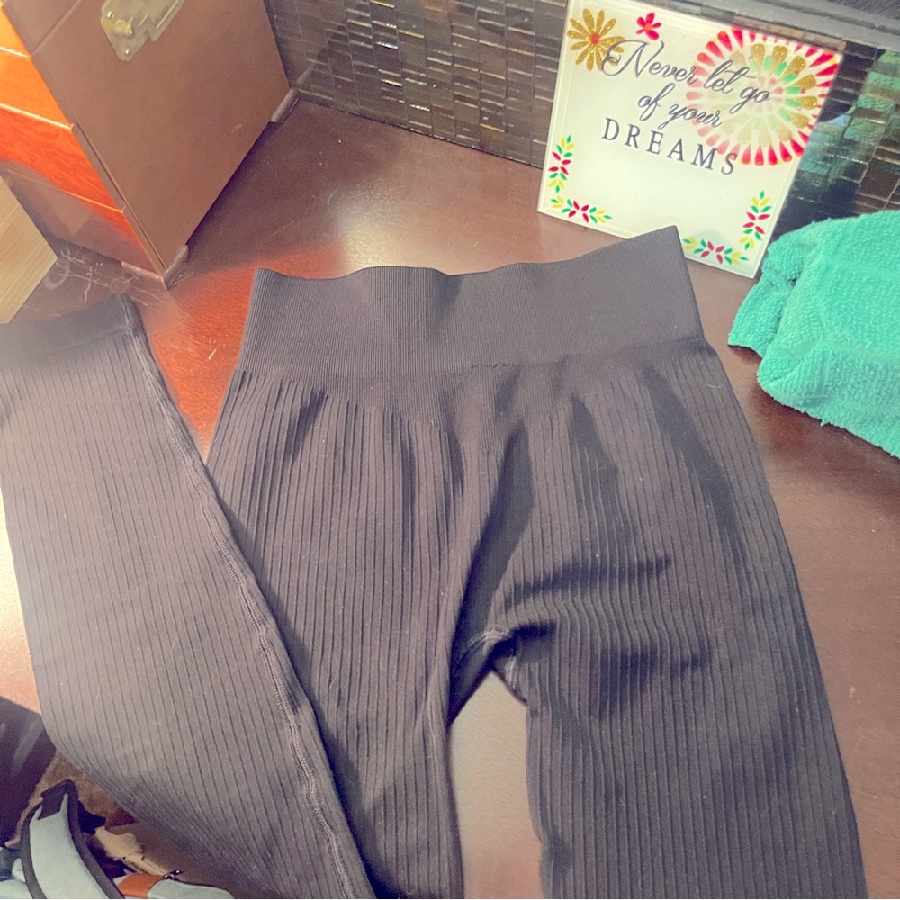 Black ribbed leggings